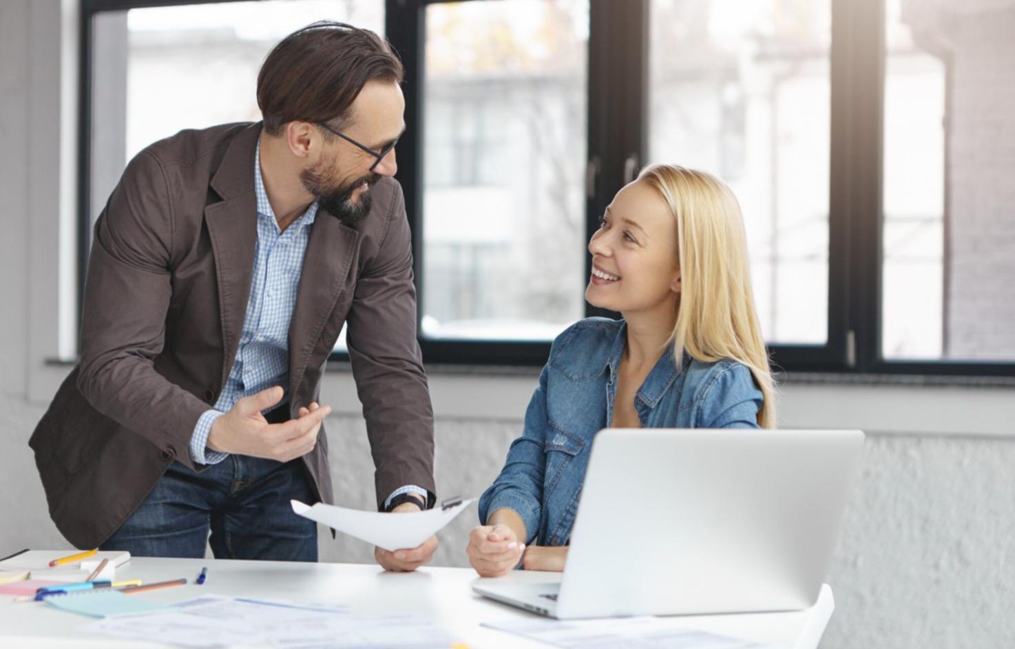 Equipo de profesionales financieros analizando gráficos y documentos en una oficina moderna